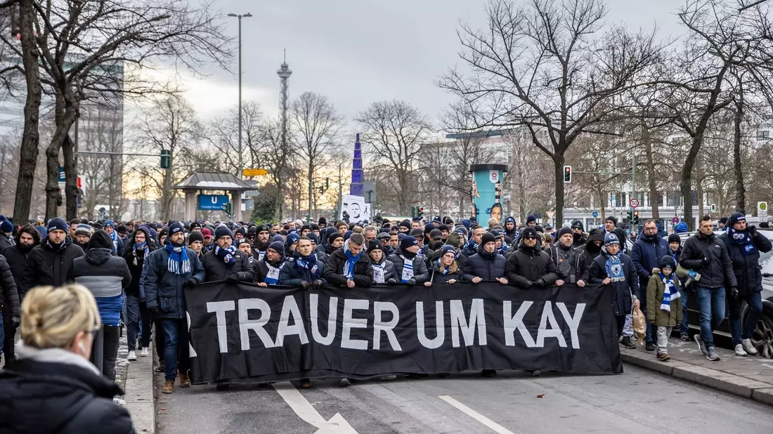 Die Fans von Hertha BSC beim Trauermarsch für den gestorbenen Hertha-Präsidenten Kay Bernstein. - Bild: Andreas Gora/dpa