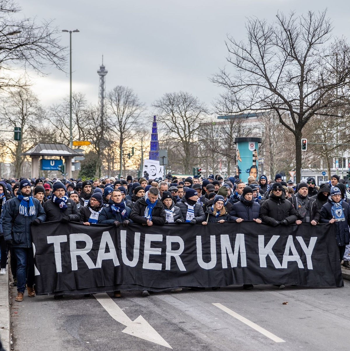 Die Fans von Hertha BSC beim Trauermarsch für den gestorbenen Hertha-Präsidenten Kay Bernstein. - Foto: Andreas Gora/dpa
