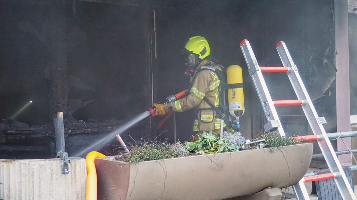 FW Ratingen: Wohnungsbrand in Ratingen - Feuerwehr rettet schwer verletzte Person aus Brandwohnung - Foto: presseportal.de