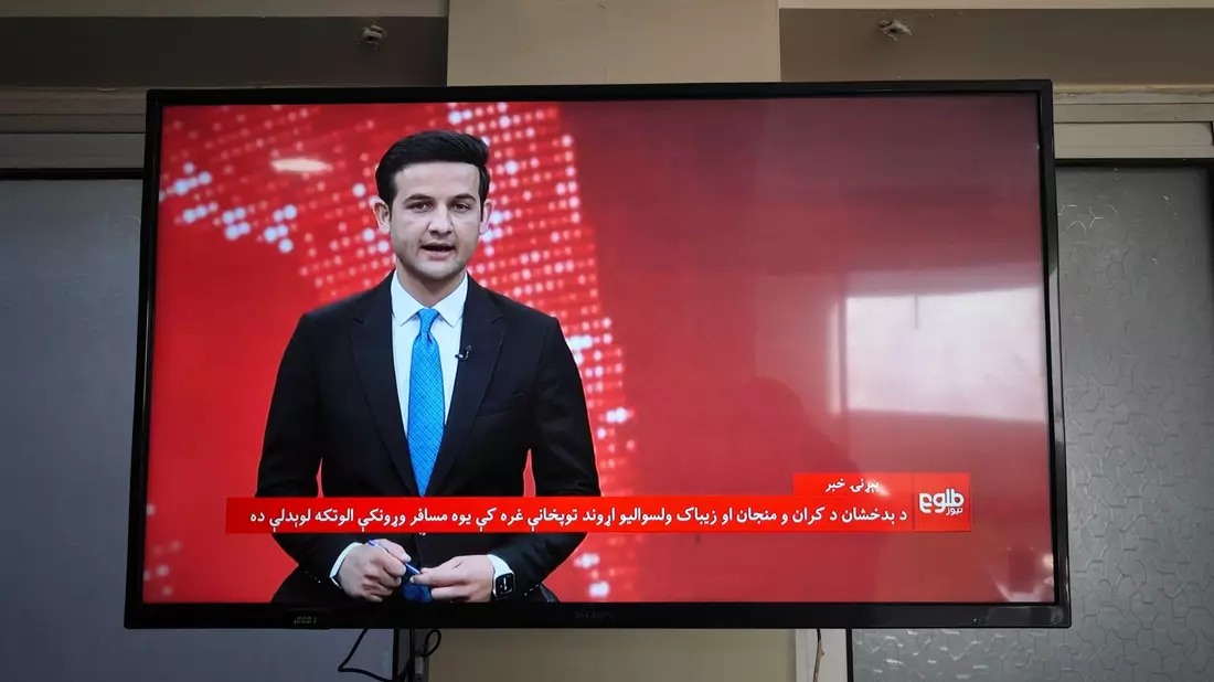 Ein afghanischer Fernsehsenders berichtet über den Absturz eines Passagierflugzeugs in der Provinz Badachschan. - Bild: Zou Xuemian/XinHua/dpa