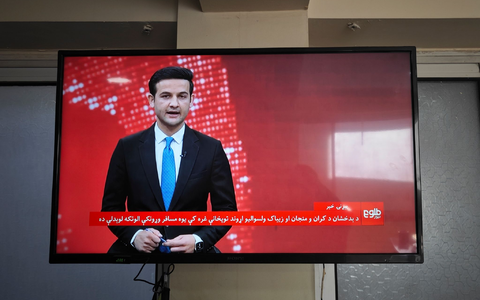 Ein afghanischer Fernsehsender berichtet über den Absturz des Passagierflugzeugs in der Provinz Badachschan. - Foto: Zou Xuemian/XinHua/dpa