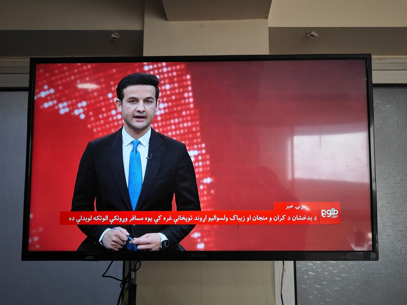 Ein afghanischer Fernsehsenders berichtet über den Absturz eines Passagierflugzeugs in der Provinz Badachschan. - Foto: Zou Xuemian/XinHua/dpa