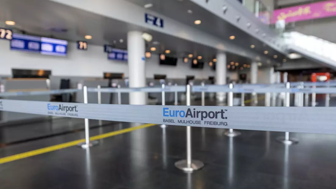 Aufgrund einer Bombendrohung war der Flugbetrieb in Basel für mehrere Stunden unterbrochen (Archivbild). - Bild: Georgios Kefalas/KEYSTONE/dpa