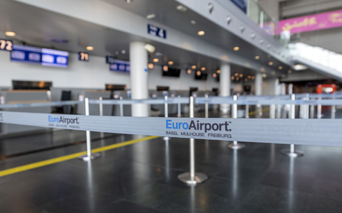 Aufgrund einer Bombendrohung war der Flugbetrieb in Basel für mehrere Stunden unterbrochen (Archivbild). - Foto: Georgios Kefalas/KEYSTONE/dpa