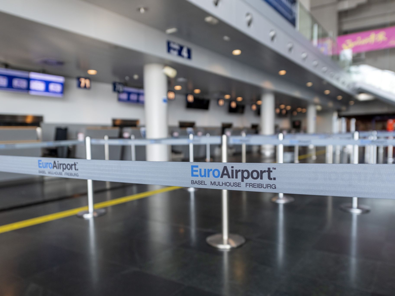 Aufgrund einer Bombendrohung war der Flugbetrieb in Basel für mehrere Stunden unterbrochen (Archivbild). - Foto: Georgios Kefalas/KEYSTONE/dpa
