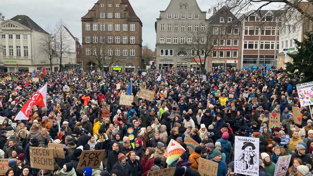 Demonstration gegen Rechtsextremismus in Flensburg. - Bild: Birgitta von Gyldenfeldt/dpa