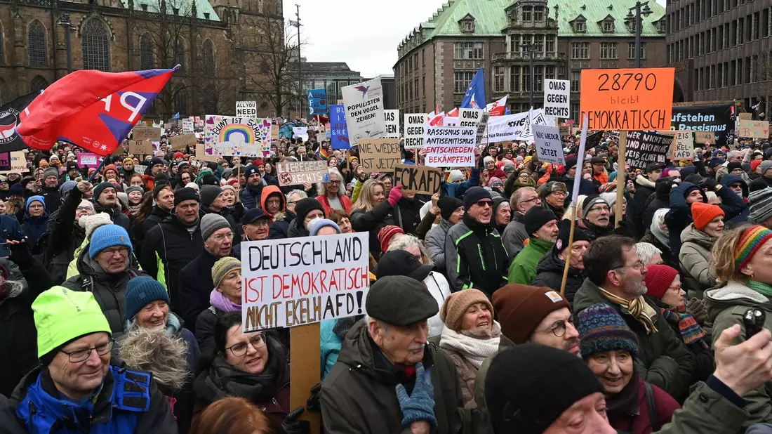 Mit selbstgemachten Schildern und Plakaten demonstrieren die Menschen auf dem Bremer Marktplatz gegen rechts. - Bild: Carmen Jaspersen/dpa