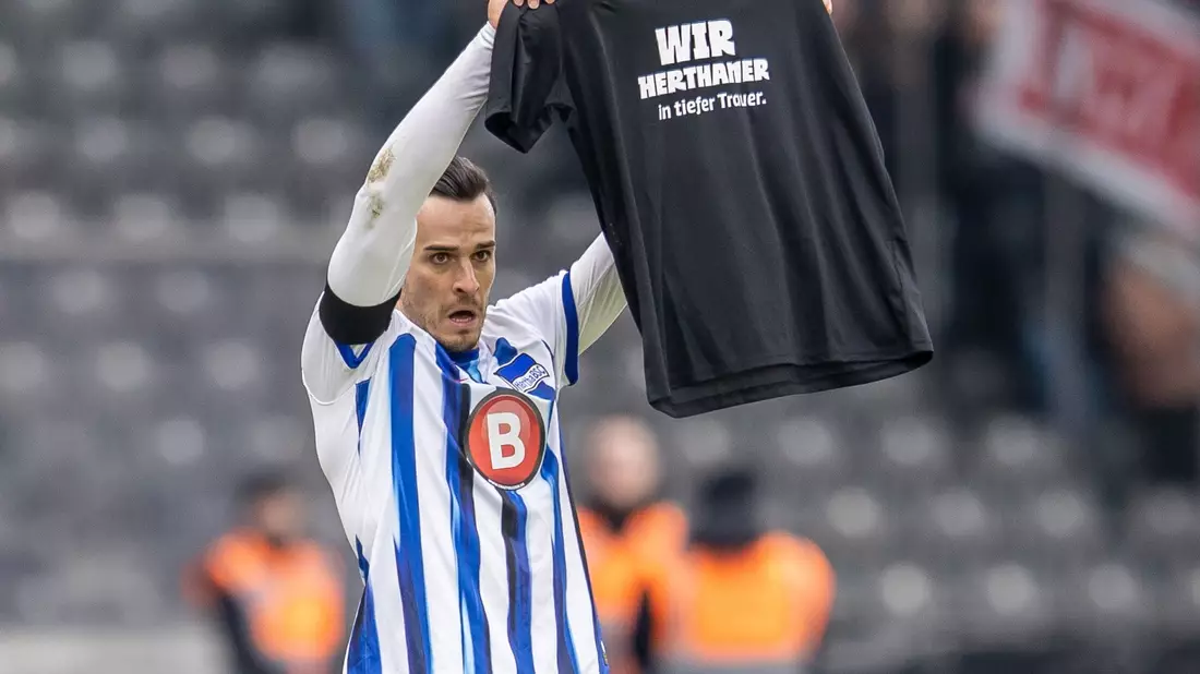 Hertha-Profi Haris Tabakovic erinnerte nach seinem Treffer an den gestorbenen Präsidenten Kay Bernstein. - Bild: Andreas Gora/dpa