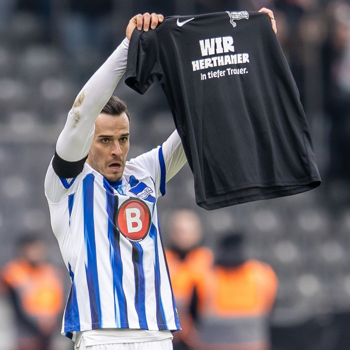Hertha-Profi Haris Tabakovic erinnerte nach seinem Treffer an den gestorbenen Präsidenten Kay Bernstein. - Foto: Andreas Gora/dpa