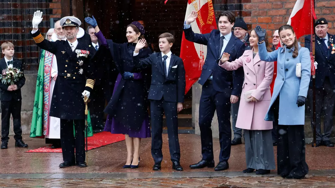 Dänemarks König Frederik X. (l-r), Königin Mary, Prinz Vincent, Kronprinz Christian, Prinzessin Isabella und Prinzessin Josephine kommen zur Feier des Thronwechsels in die Kathedrale von Aarhus. - Bild: Mikkel Berg Pedersen/Ritzau Scanpix/AP