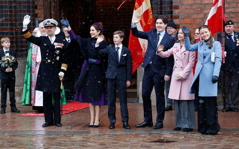 Dänemarks König Frederik X. (l-r), Königin Mary, Prinz Vincent, Kronprinz Christian, Prinzessin Isabella und Prinzessin Josephine kommen zur Feier des Thronwechsels in die Kathedrale von Aarhus. - Foto: Mikkel Berg Pedersen/Ritzau Scanpix/AP