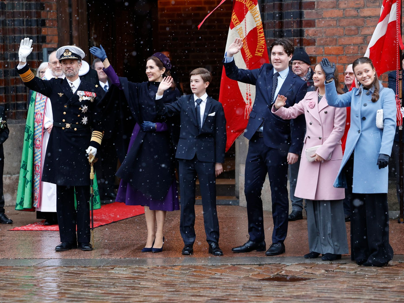 Dänemarks König Frederik X. (l-r), Königin Mary, Prinz Vincent, Kronprinz Christian, Prinzessin Isabella und Prinzessin Josephine kommen zur Feier des Thronwechsels in die Kathedrale von Aarhus. - Foto: Mikkel Berg Pedersen/Ritzau Scanpix/AP