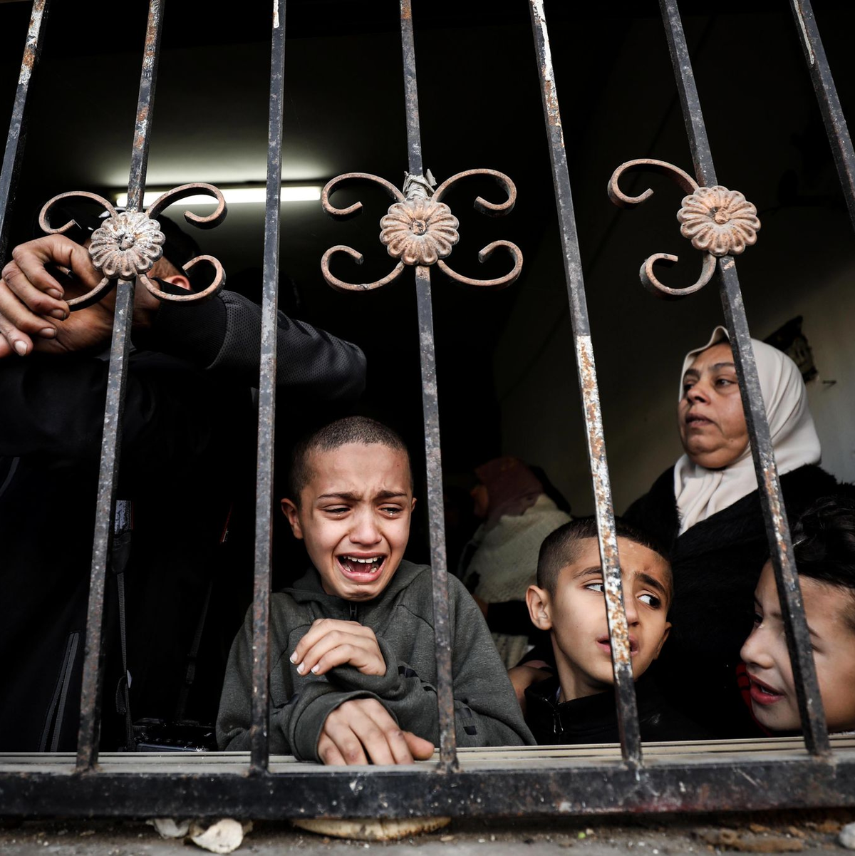 Angehörige trauern während der Beerdigung von getöteten Palästinensern. - Foto: Ayman Nobani/dpa