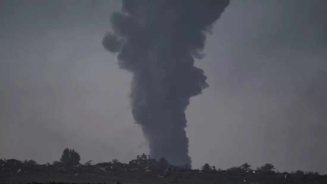 Rauch steigt nach einem israelischen Angriff im Gazastreifen in den Himmel. - Bild: Leo Correa/AP/dpa