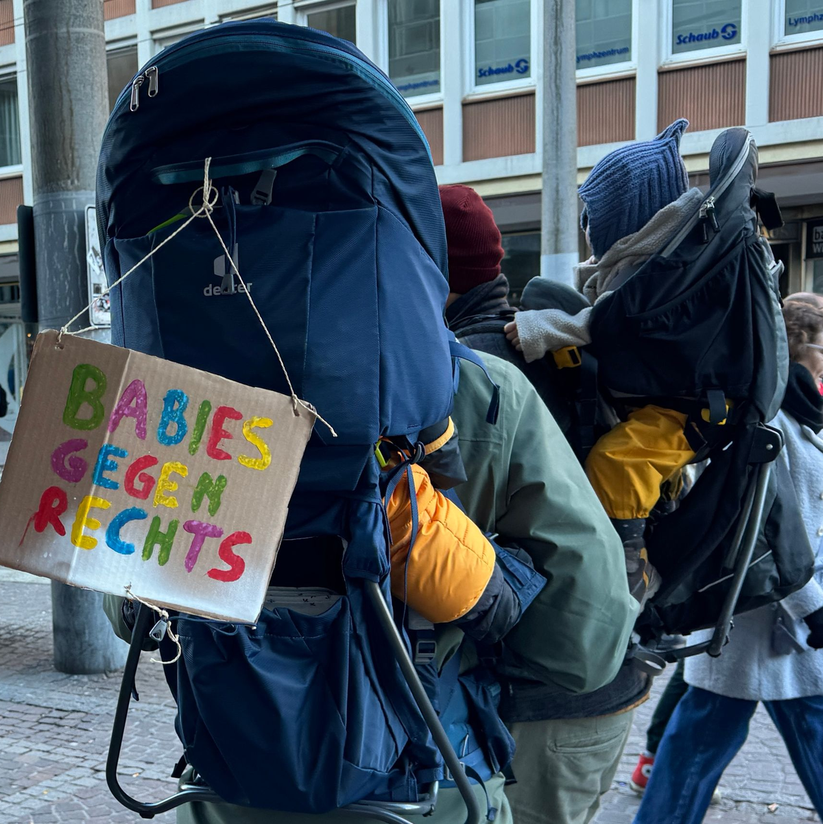 Demonstranten in Freiburg. - Foto: Valentin Gensch/dpa
