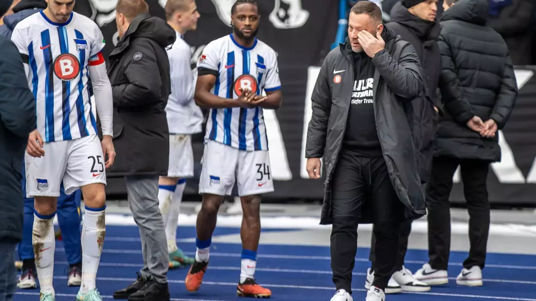 Auch bei Hertha-Trainer Pal Dardai flossen die Tränen. - Bild: Andreas Gora/dpa