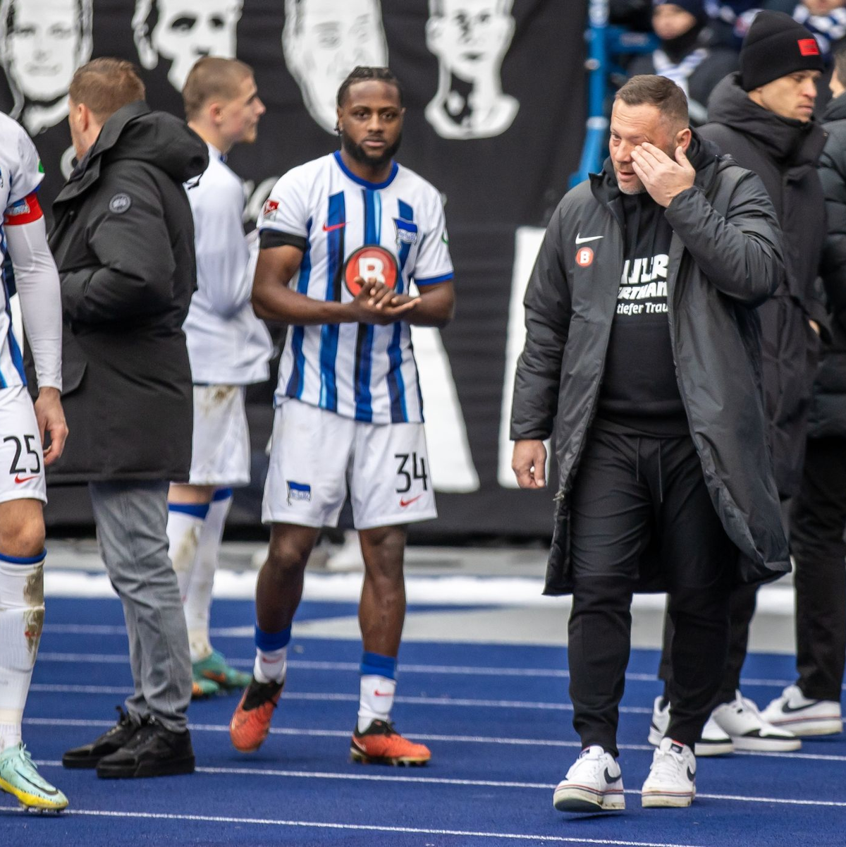 Auch bei Hertha-Trainer Pal Dardai flossen die Tränen. - Foto: Andreas Gora/dpa