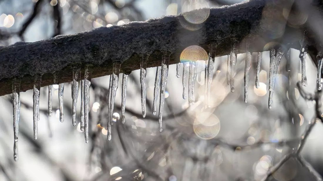 Das Wetter der kommenden Tage wird neben tauendem Schnee und Eis auch von einem neuen Sturmtief beeinflusst. - Bild: Frank Rumpenhorst/dpa