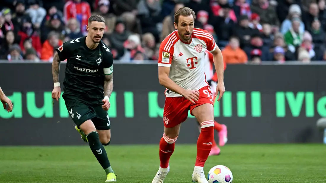 Harry Kane (r) und die Bayern mussten sich Werder Bremen geschlagen geben. - Bild: Lukas Barth/dpa
