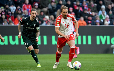 Harry Kane (r) und die Bayern mussten sich Werder Bremen geschlagen geben. - Foto: Lukas Barth/dpa