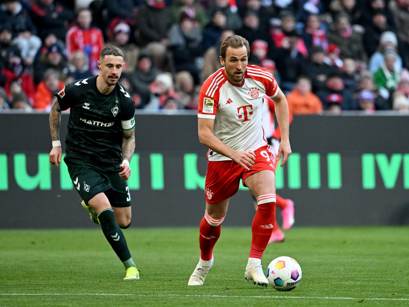 Harry Kane (r) und die Bayern mussten sich Werder Bremen geschlagen geben. - Foto: Lukas Barth/dpa