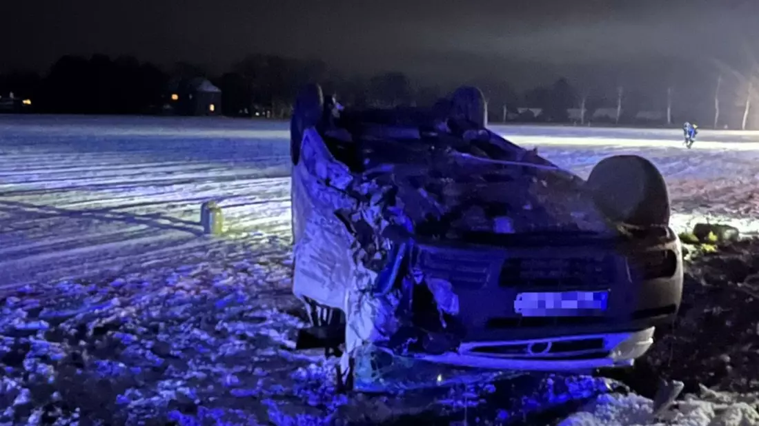 FFW Fredenbeck: Elektrofahrzeug kollidiert mit Transporter / Fahrer schwer verletzt / Rettungshubschrauber im Einsatz - Bild: presseportal.de
