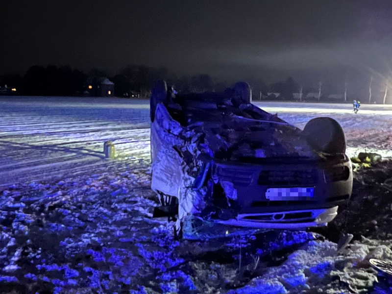 FFW Fredenbeck: Elektrofahrzeug kollidiert mit Transporter / Fahrer schwer verletzt / Rettungshubschrauber im Einsatz - Foto: presseportal.de