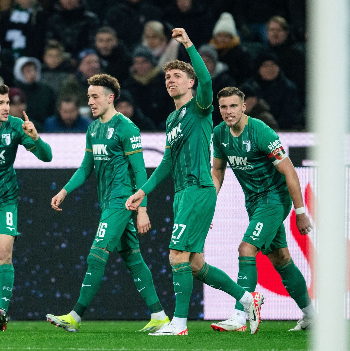 Das Spiel in Mönchengladbach begann verkehrsbedingt etwas später. - Foto: Marius Becker/dpa