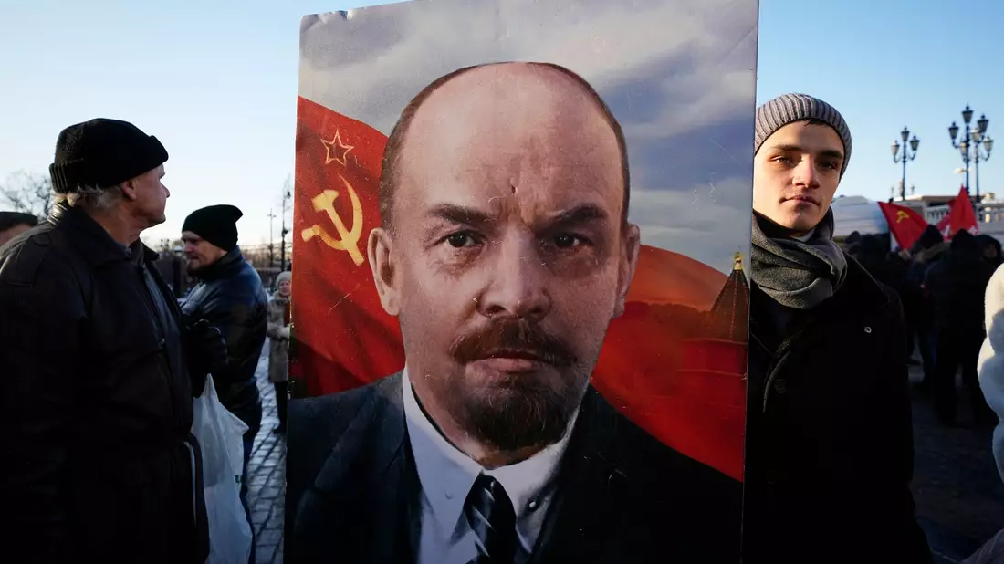 Russlands Kommunisten erinnern in Moskau an den 100. Todestag Lenins. - Bild: Alexander Zemlianichenko/AP/dpa