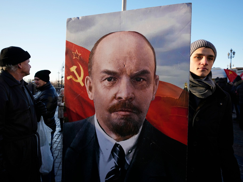 Russlands Kommunisten erinnern in Moskau an den 100. Todestag Lenins. - Foto: Alexander Zemlianichenko/AP/dpa