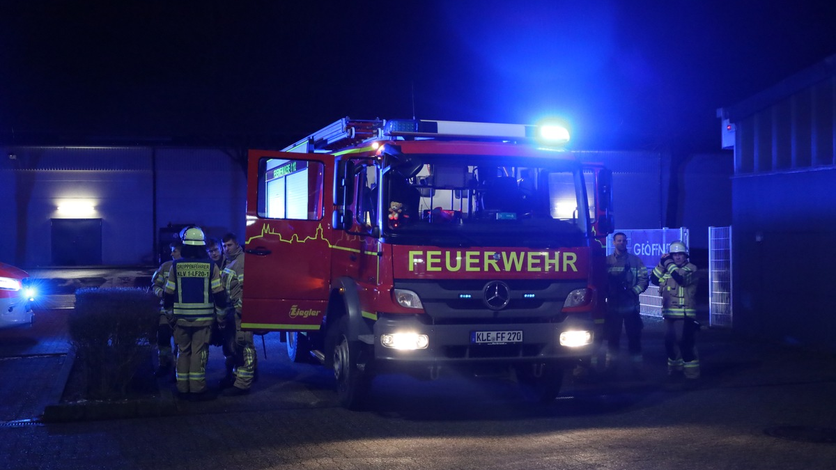 FW-KLE: Brand in Autowerkstatt von Mitarbeitern selber gelöscht - Foto: presseportal.de