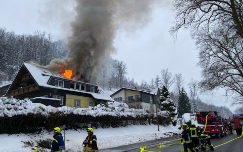 FW Wipperfürth: Dachstuhlbrand [B2G] - Foto: presseportal.de