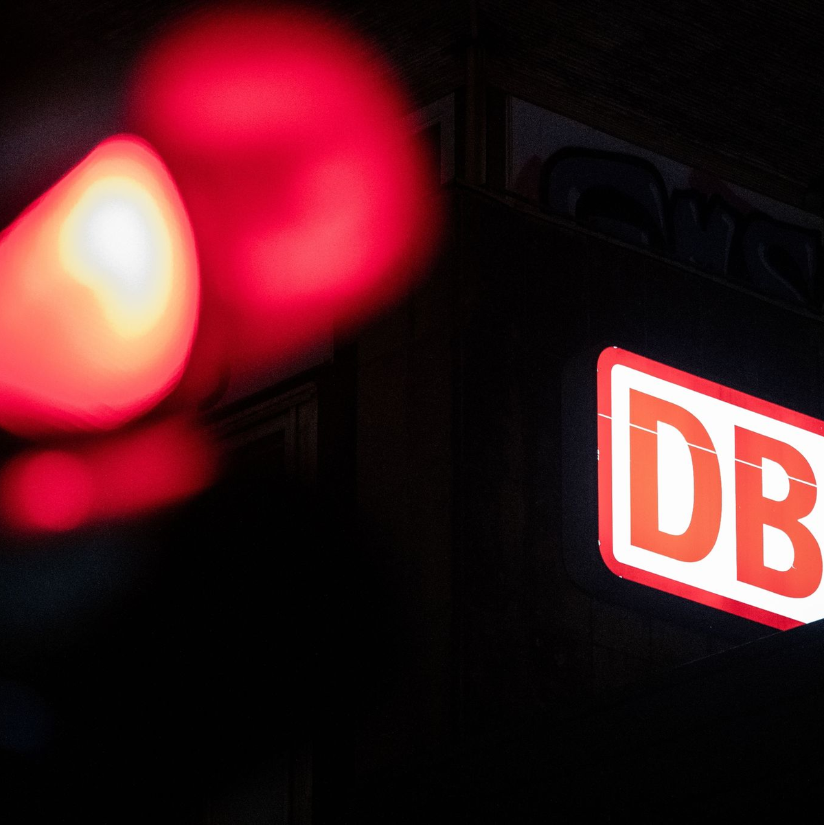 Mit einem neuen Tarifangebot wollte die Deutsche Bahn die GDL wieder an den Verhandlungstisch holen - doch die Gewerkschaft ruft stattdessen zum nächsten Streik auf. - Foto: Fabian Strauch/dpa