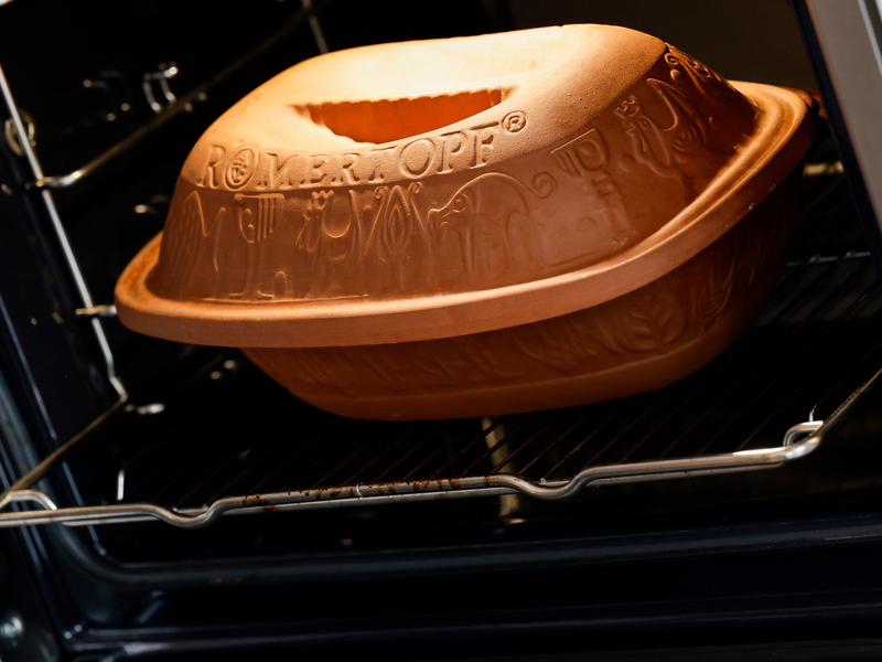 Der Römertopf hat seit Jahrzehnten in vielen deutschen Haushalten einen festen Platz. Nun soll er einen neuen Anstrich bekommen - im wahrsten Sinne des Wortes. - Foto: Daniel Löb/dpa