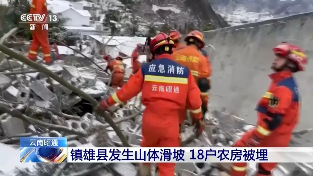 Dutzende Menschen sind bei einem Erdrutsch in der südwestchinesischen Provinz Yunnan verschüttet worden. - Bild: Uncredited/CCTV/AP/dpa