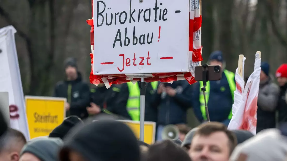 Der aktuelle wirtschaftspolitische Kurs der Ampel-Koalition kommt nicht gut weg - das geht aus der jüngsten Konjunkturumfrage des Mittelstandsverbundes hervor. Vor allem «überbordende Bürokratie» mache den Standort Deutschland zunehmend unattraktiv. - Bild: Monika Skolimowska/dpa