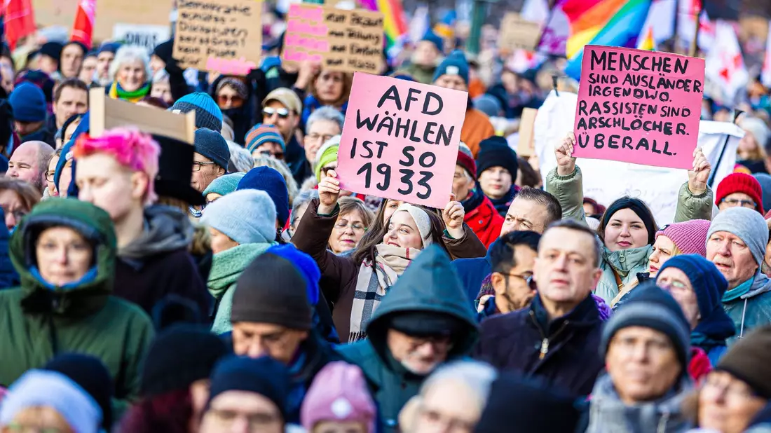 Hunderttausende Menschen sind am Wochenende in zahlreichen deutschen Städten auf die Straßen gegangen, um gegen Rechtsextremismus zu demonstrieren, so wie hier in Hannover. - Bild: Moritz Frankenberg/dpa