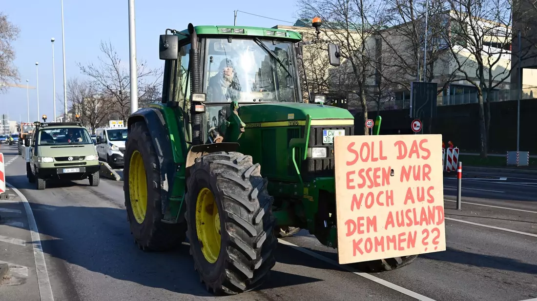 Bauernprotest mit Traktoren in der Stuttgarter Innenstadt. - Bild: Bernd Weißbrod/dpa