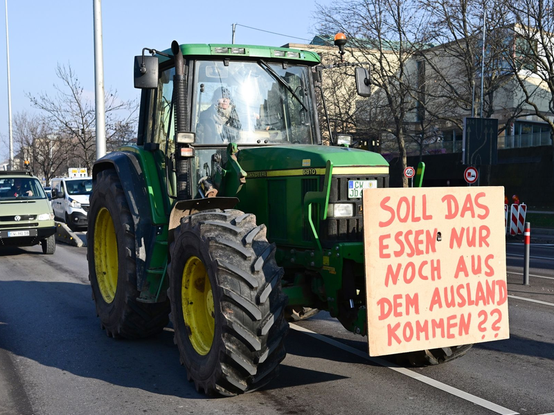 Bauernprotest mit Traktoren in der Stuttgarter Innenstadt. - Foto: Bernd Weißbrod/dpa