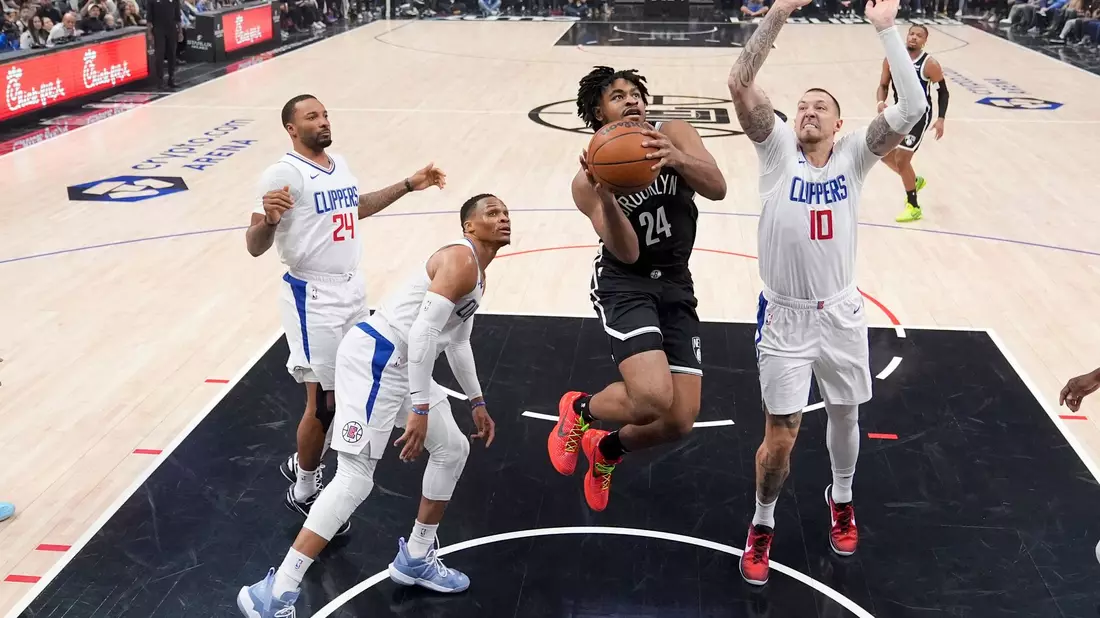 Nets-Guard Cam Thomas (24) zieht an Clippers-Center Daniel Theis (10) vorbei zum Korb. - Bild: Marcio Jose Sanchez/AP
