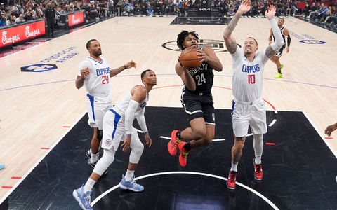 Nets-Guard Cam Thomas (24) zieht an Clippers-Center Daniel Theis (10) vorbei zum Korb. - Foto: Marcio Jose Sanchez/AP