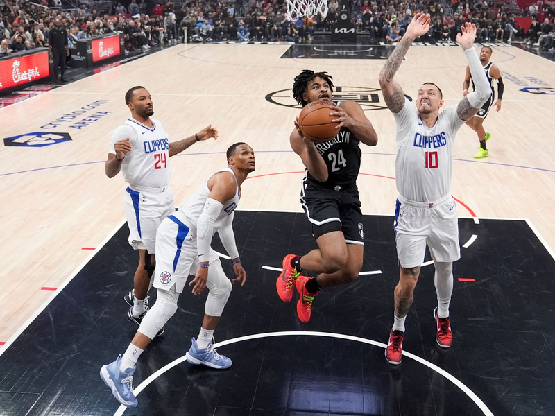 Nets-Guard Cam Thomas (24) zieht an Clippers-Center Daniel Theis (10) vorbei zum Korb. - Foto: Marcio Jose Sanchez/AP