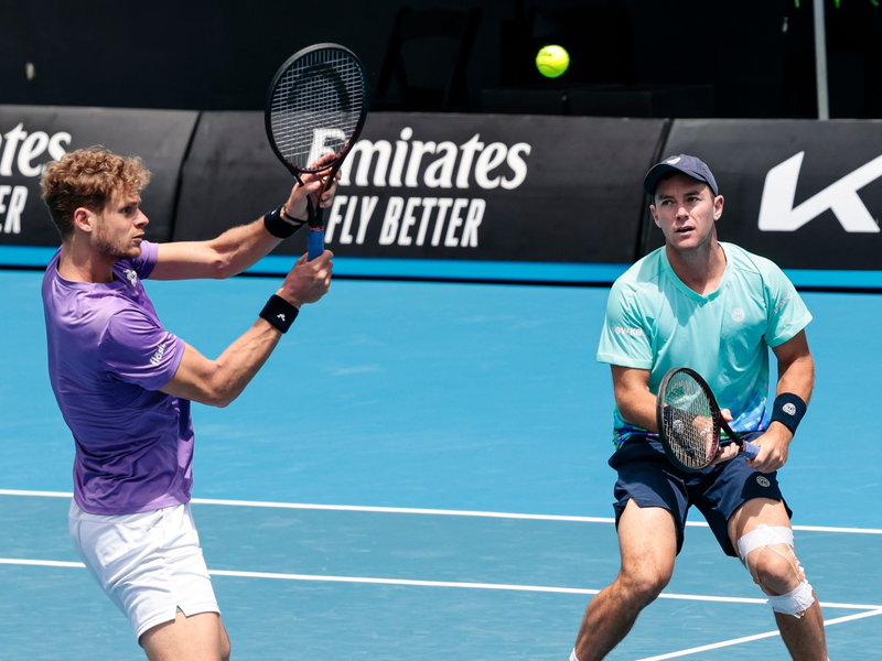 Überraschend im Halbfinale: Yannick Hanfmann (l) und Dominik Koepfer. - Foto: Frank Molter/dpa