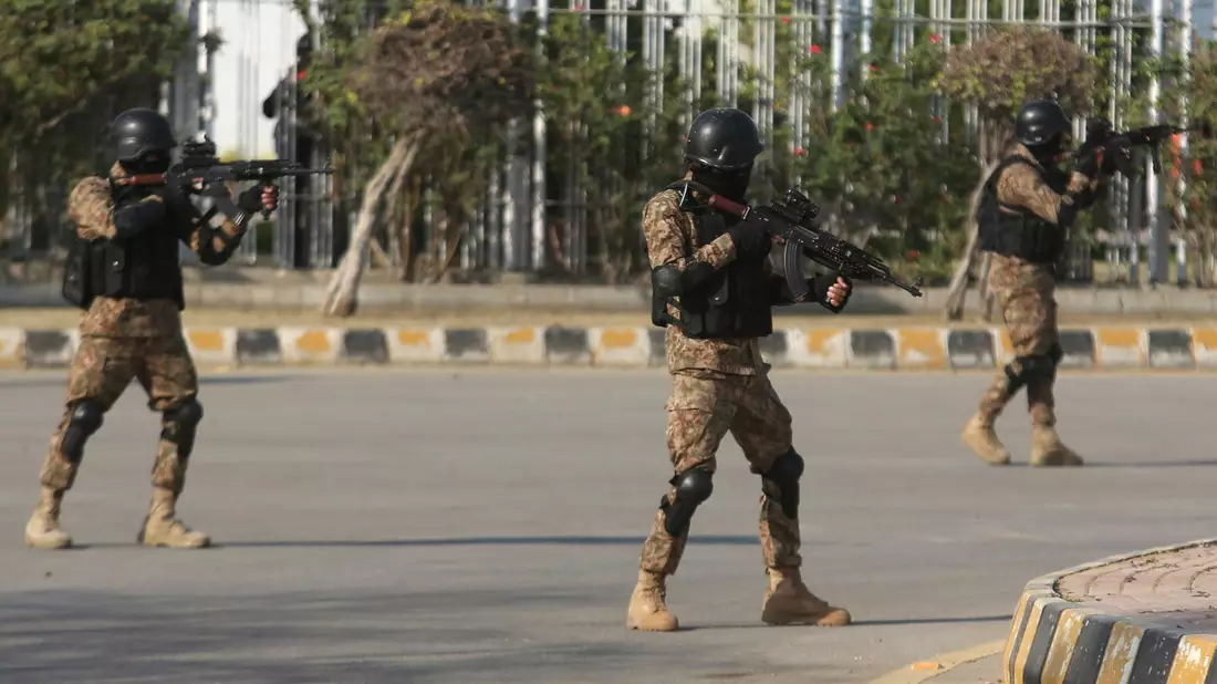 Pakistanische Polizisten patrouillieren, um die Sicherheit zu gewährleisten (Symbolbild). - Bild: Fareed Khan/AP/dpa