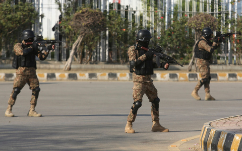 Pakistanische Polizisten patrouillieren, um die Sicherheit zu gewährleisten (Symbolbild). - Foto: Fareed Khan/AP/dpa Pakistanische Polizisten patrouillieren, um die Sicherheit zu gewährleisten (Symbolbild). - Foto: Fareed Khan/AP/dpa
