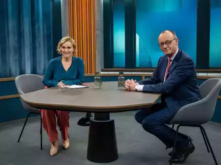 Moderatorin Caren Miosga mit ihrem ersten Gast, CDU-Chef Friedrich Merz. - Foto: Monika Skolimowska/dpa