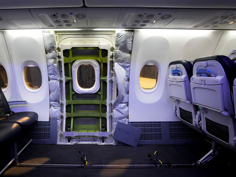 An einer Boeing 737 Max 9 der Alaska Airlines war am 5. Januar ein Rumpfteil im Steigflug herausgebrochen. - Foto: Lindsey Wasson/AP