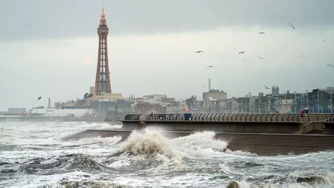 Hohe Wellen in Blackpool. - Bild: Danny Lawson/PA Wire/dpa