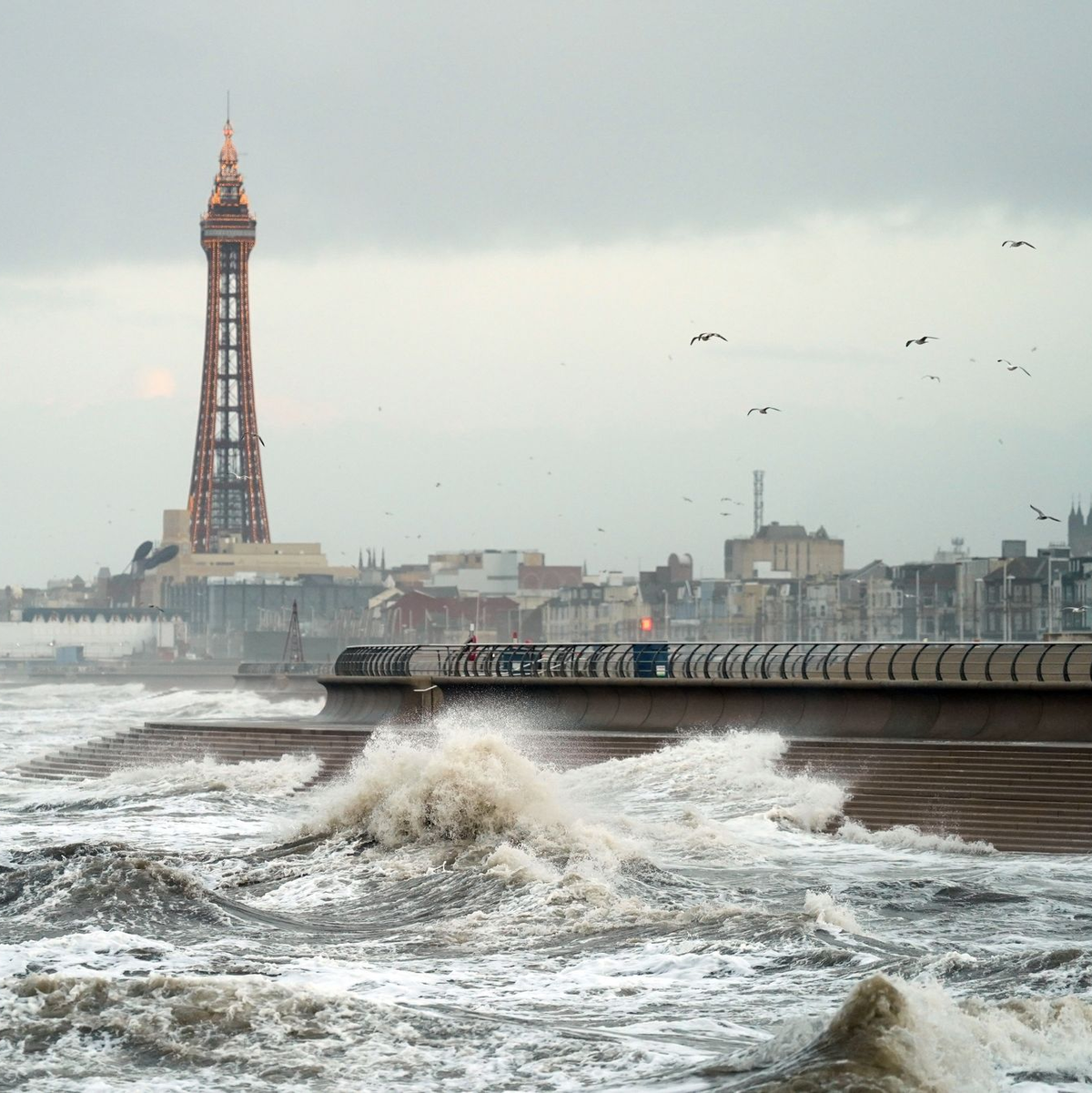 Hohe Wellen in Blackpool. - Foto: Danny Lawson/PA Wire/dpa