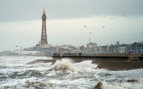 Hohe Wellen in Blackpool. - Foto: Danny Lawson/PA Wire/dpa